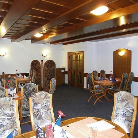 Penzion A Restaurace U Veterana Френштат-под-Радгоштєм Екстер'єр фото