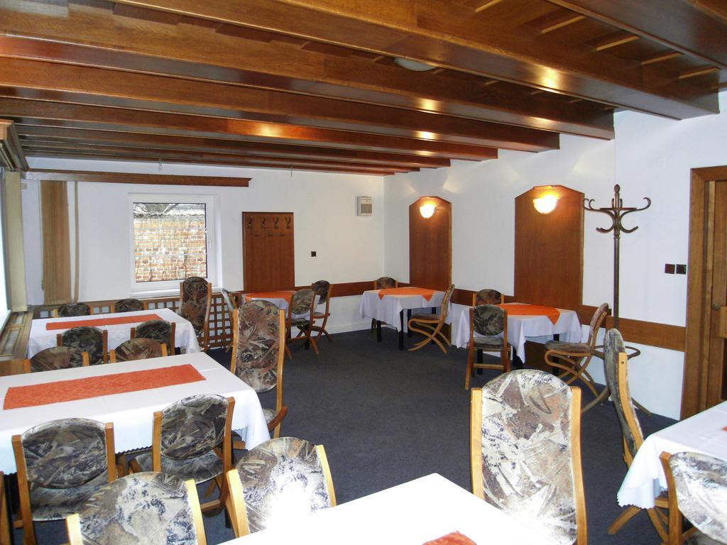 Penzion A Restaurace U Veterana Френштат-под-Радгоштєм Екстер'єр фото